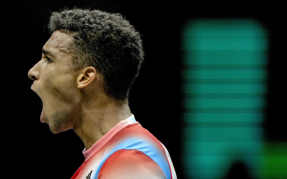 Канадецът Феликс Оже-Алиасим даде сет, но все пак успя да