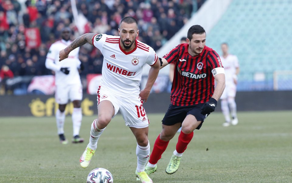 Отборите на Локомотив София и ЦСКА играят при в отложен