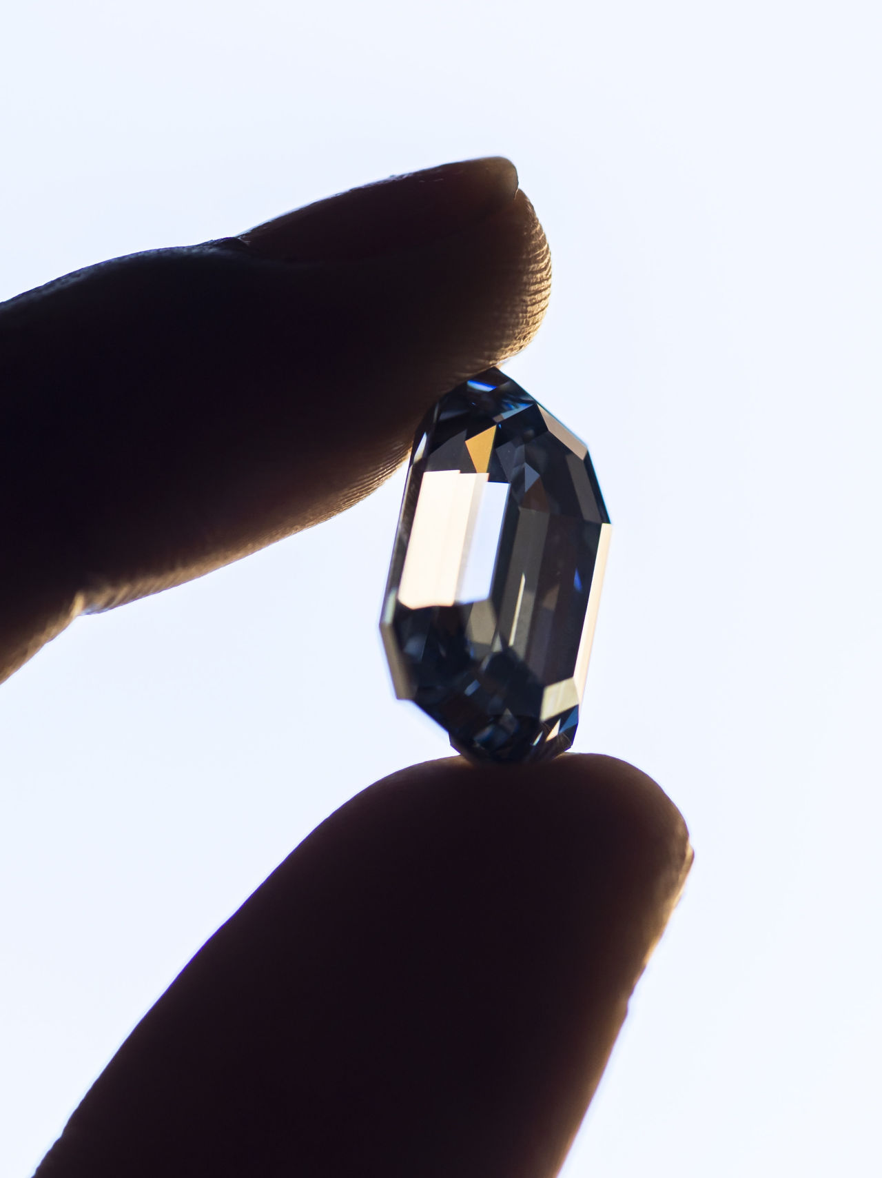 <p>Синият диамант &bdquo;Кулинан&ldquo; на ДеБеерс, който е над 15 карата, е добит през 2021 г. в мината &bdquo;Кулинан&ldquo; в Република Южна Африка, един от малкото източници в света на изключително редките сини диаманти</p>