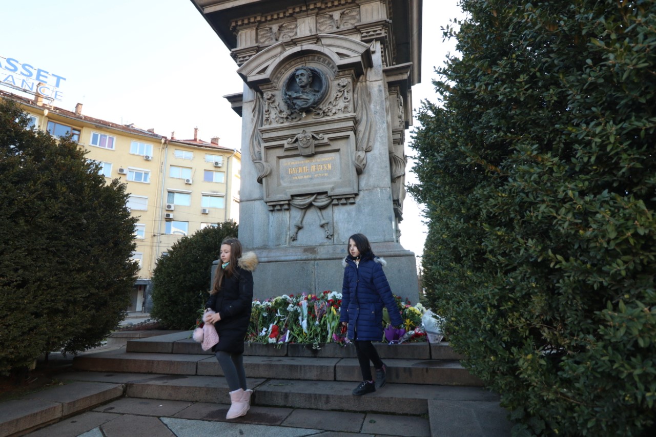 <p>Деца поднесоха цветя на паметника на Васил Левски в София</p>