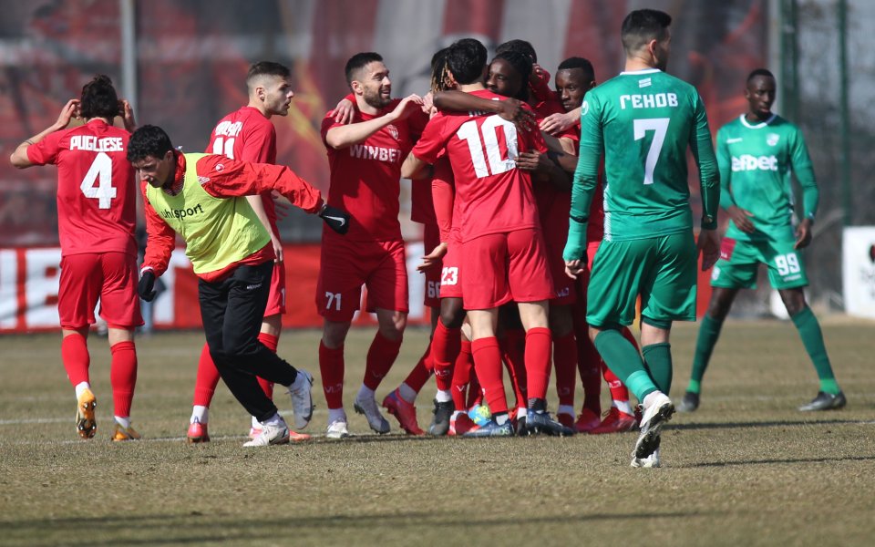 Силният човек в Царско село - Стойне Манолов, изобщо не