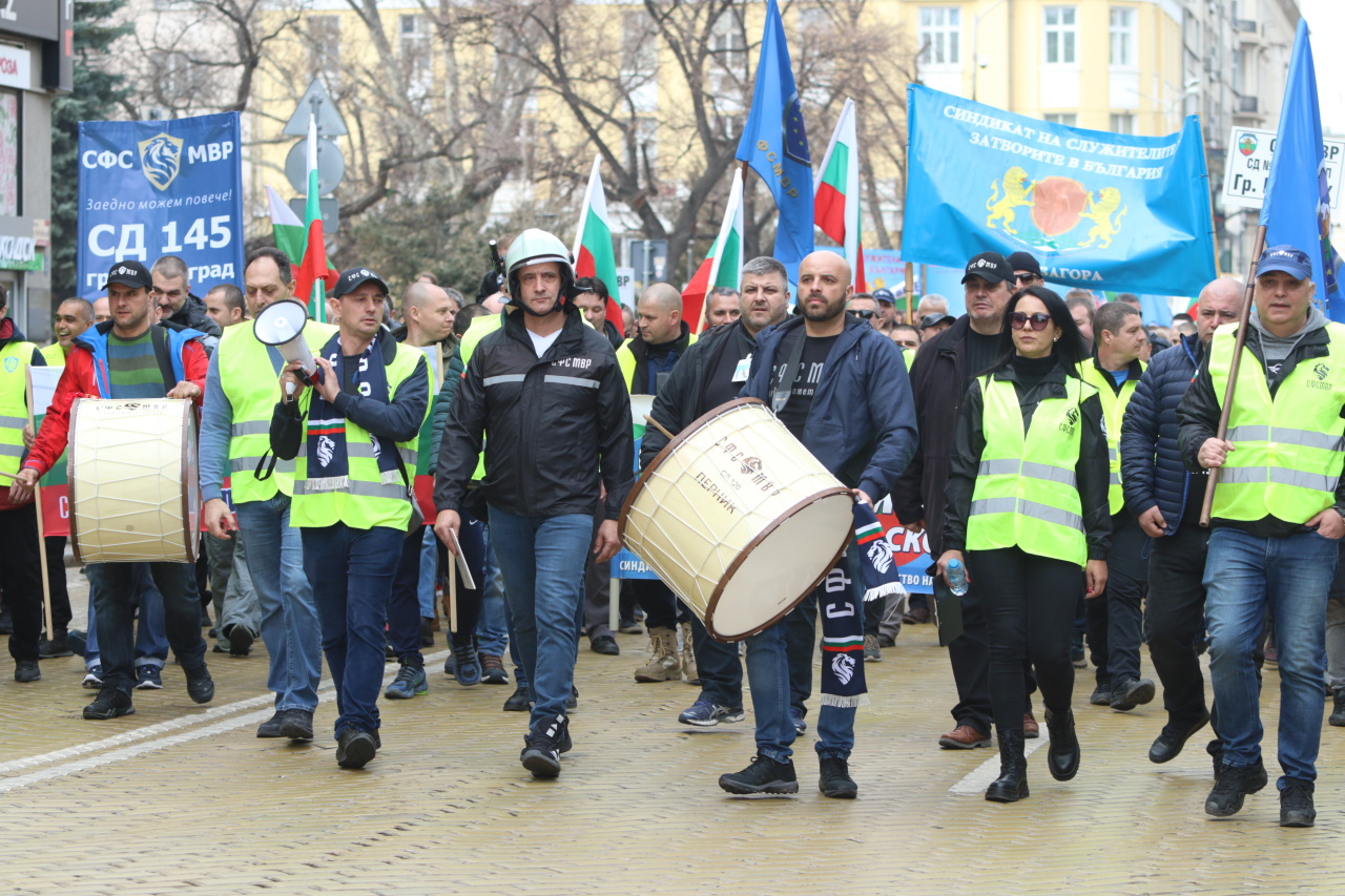 Хиляди полицаи, пожарникари и надзиратели в затворите излязоха на протест днес в София, недоволни от липсата на увеличение на заплатите в МВР.