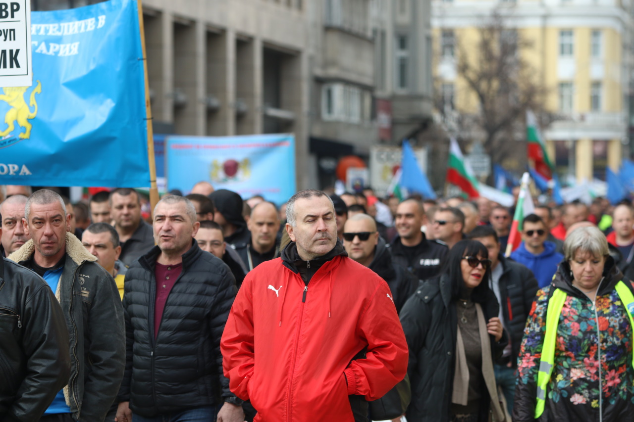 Хиляди полицаи, пожарникари и надзиратели в затворите излязоха на протест днес в София, недоволни от липсата на увеличение на заплатите в МВР.