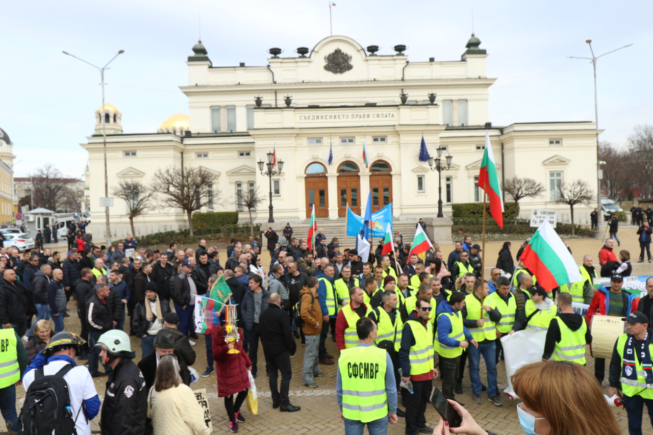 Хиляди полицаи, пожарникари и надзиратели в затворите излязоха на протест днес в София, недоволни от липсата на увеличение на заплатите в МВР.