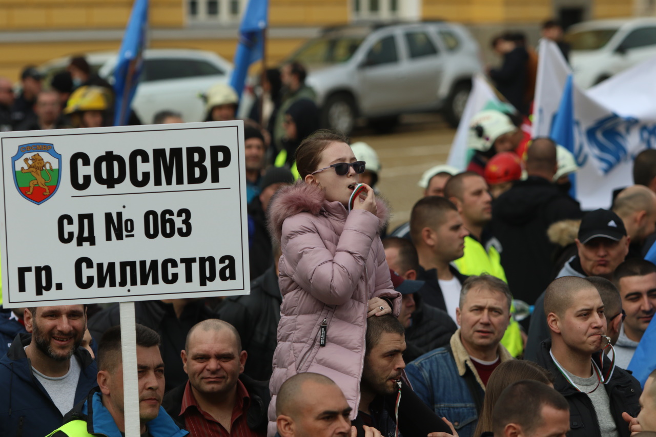 Хиляди полицаи, пожарникари и надзиратели в затворите излязоха на протест днес в София, недоволни от липсата на увеличение на заплатите в МВР.