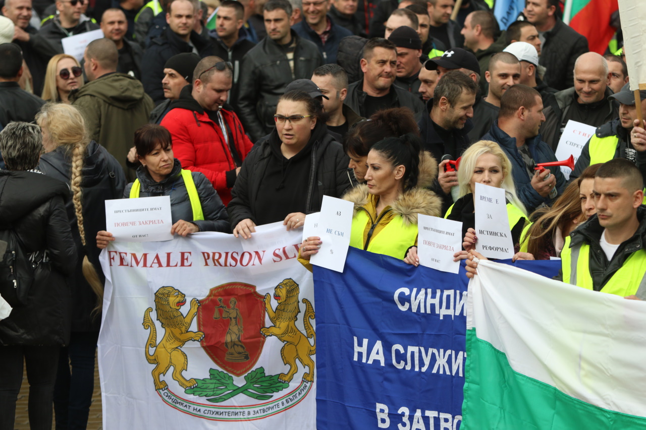 Хиляди полицаи, пожарникари и надзиратели в затворите излязоха на протест днес в София, недоволни от липсата на увеличение на заплатите в МВР.