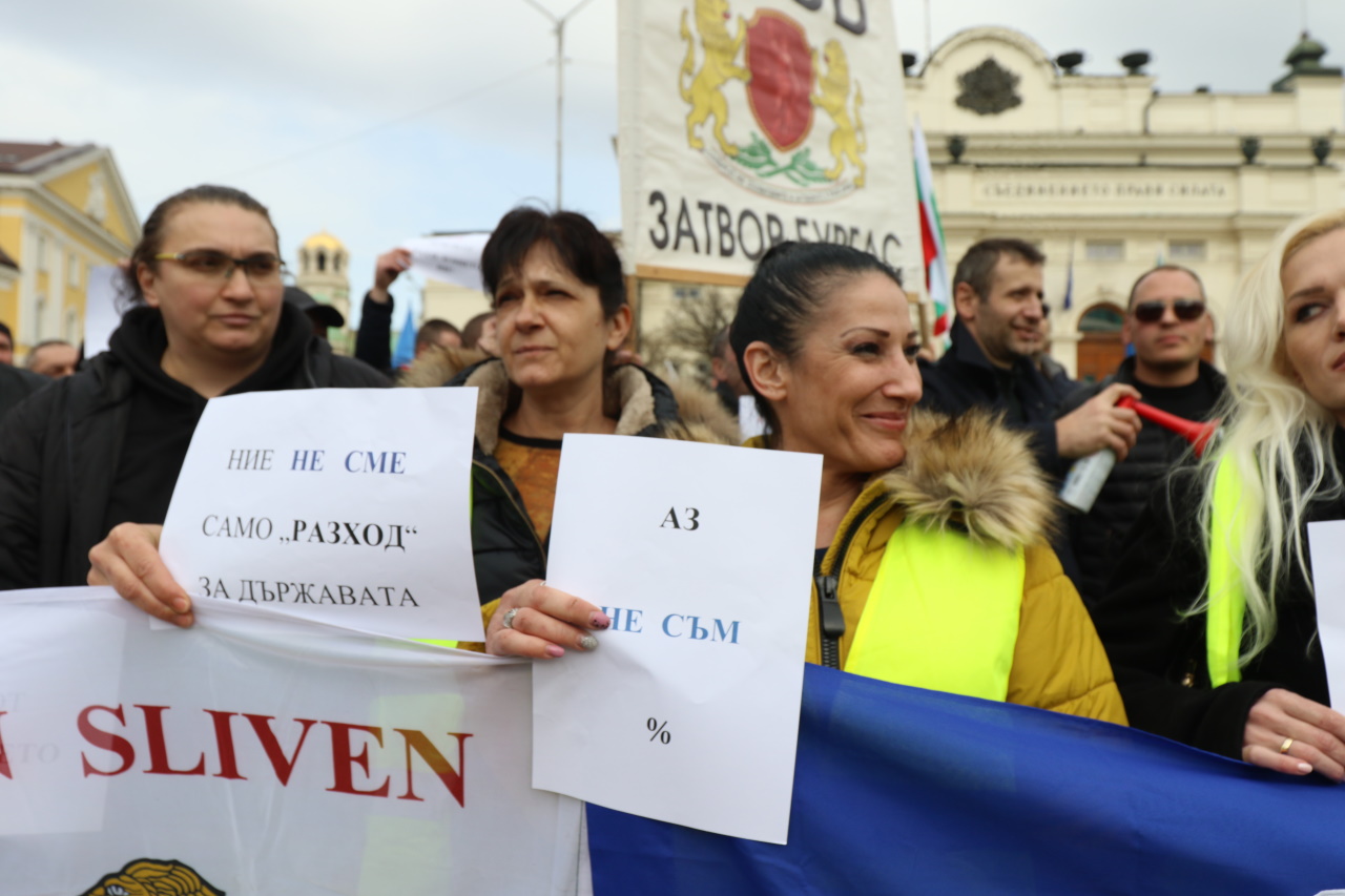 Хиляди полицаи, пожарникари и надзиратели в затворите излязоха на протест днес в София, недоволни от липсата на увеличение на заплатите в МВР.