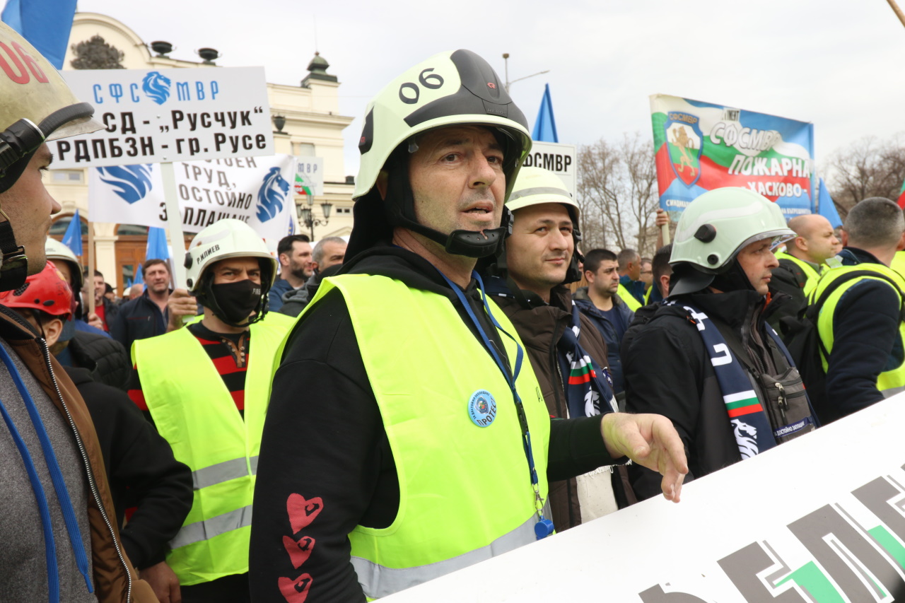 Хиляди полицаи, пожарникари и надзиратели в затворите излязоха на протест днес в София, недоволни от липсата на увеличение на заплатите в МВР.