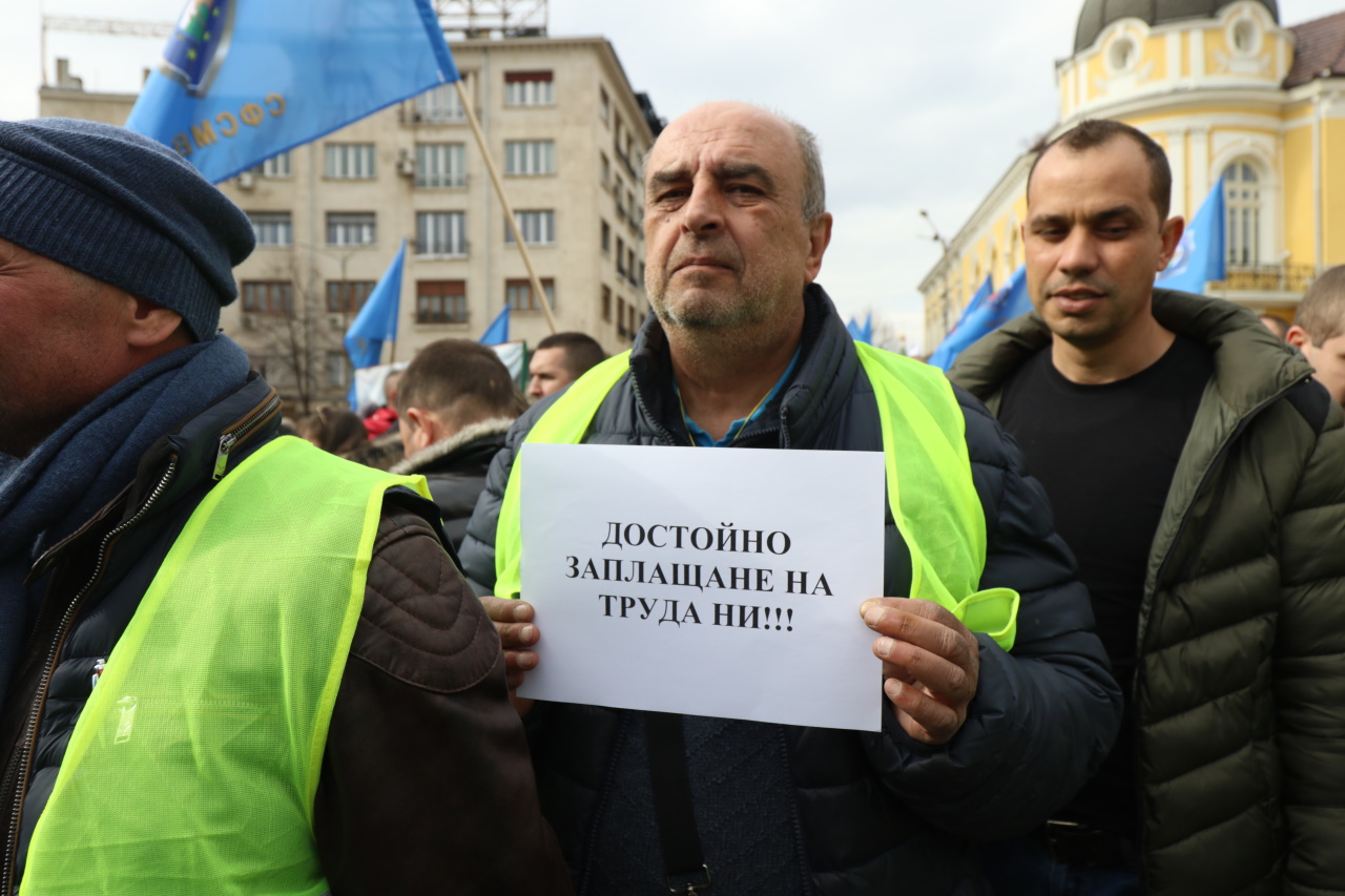 Хиляди полицаи, пожарникари и надзиратели в затворите излязоха на протест днес в София, недоволни от липсата на увеличение на заплатите в МВР.