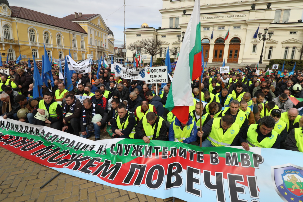 Хиляди полицаи, пожарникари и надзиратели в затворите излязоха на протест днес в София, недоволни от липсата на увеличение на заплатите в МВР.