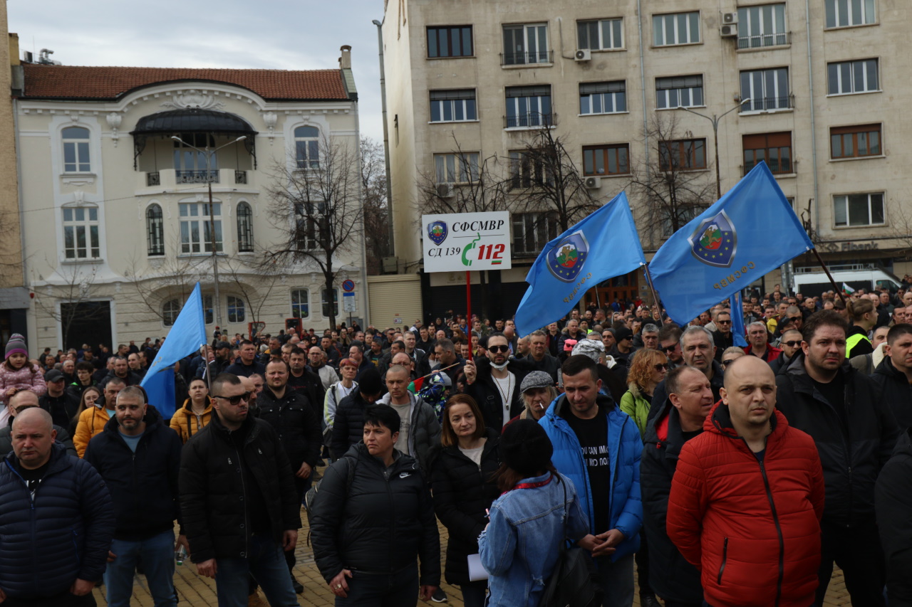 Хиляди полицаи, пожарникари и надзиратели в затворите излязоха на протест днес в София, недоволни от липсата на увеличение на заплатите в МВР.