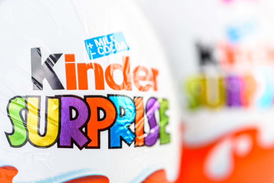 <p><strong>6. В САЩ са забранени шоколадовите яйца Kinder Surprise</strong><br />
Популярните шоколадови яйца са забранени в САЩ още от самото им появяване. Причината за това е, че според американските закони е забранено да се слагат играчки в храната, за да не са задавят децата от малките чатици. През 2013 г. американците най-накрая видяха Kinder Surprise по рафтовете на своите магазини. Властите разрешиха яйцата да се продават при условие, че вътре има големи играчки, направени от една-единствена част.</p>