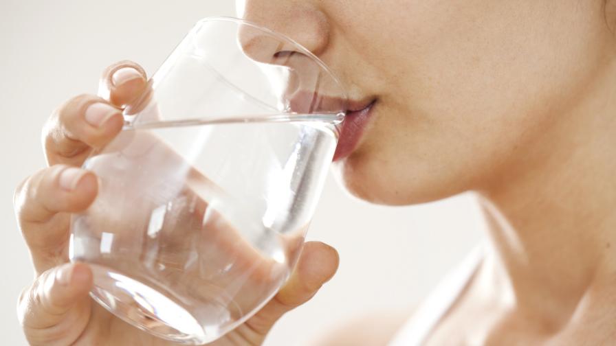 пиене вода чаша жена
