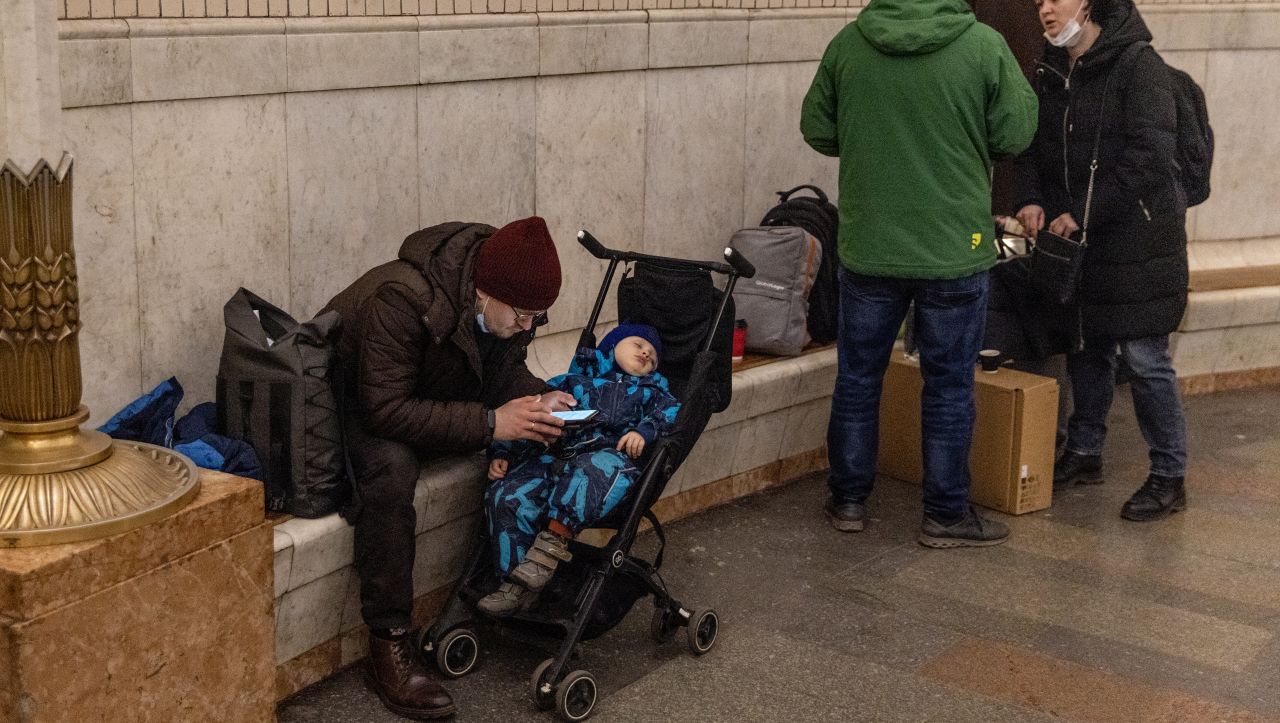<p>Киевчани се скриха в метрото</p>