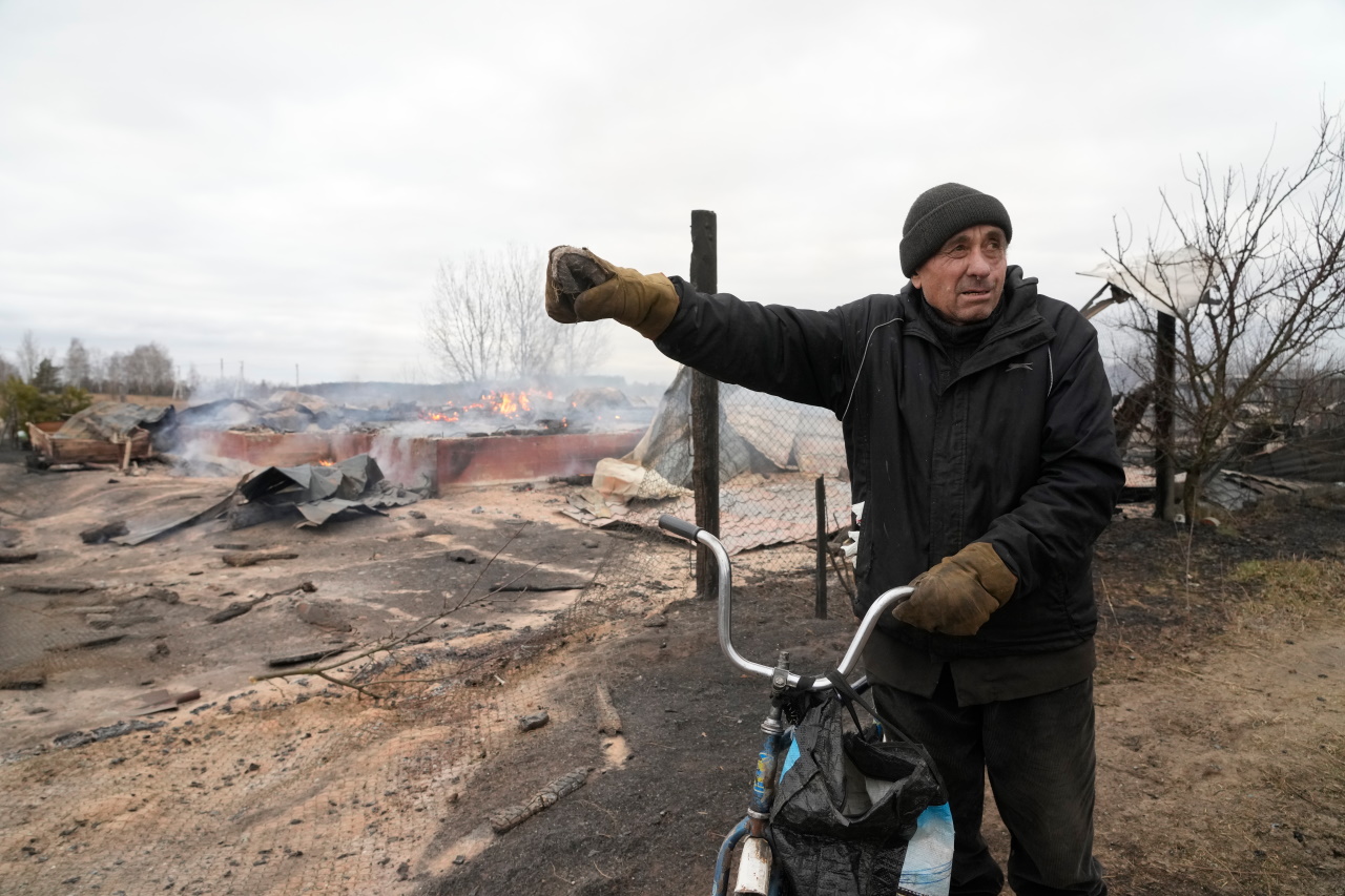 <p>Местен жител показва останките от къща след руската атака край Киев, Украйна</p>