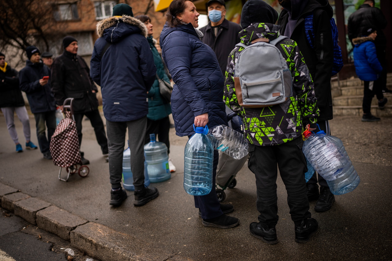 <p>Местни хора чакат да си купят вода пред магазин в Киев, след като водоподаването беше прекъснато</p>