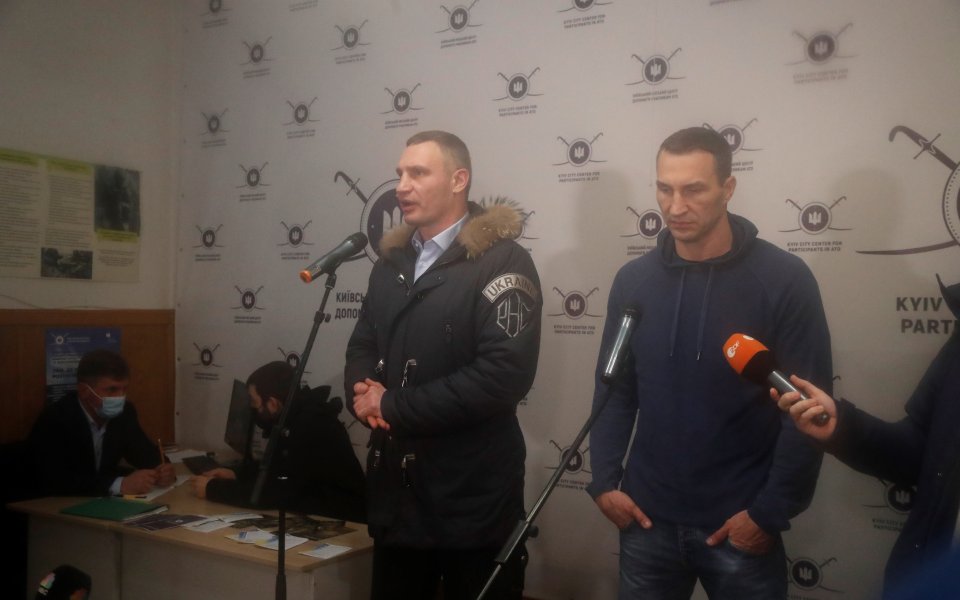 Братята Кличко се включват в отбраната на Киев