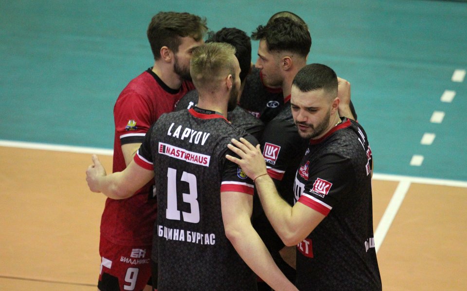 Хебър се наложи с 3:0 (25:17, 25:16, 25:14) у дома