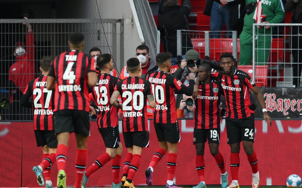 Отборът на Байер Леверкузен постигна класическа победа с 3:0 над