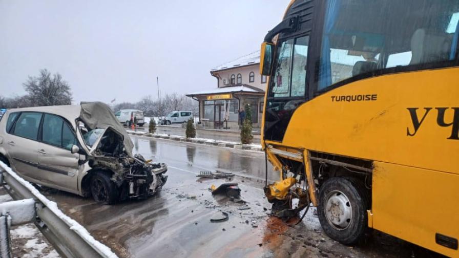 Катастрофа с училищен автобус взе жертва