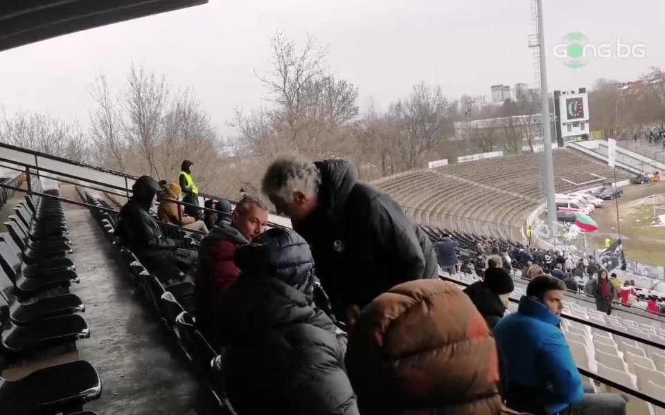 Наставникът на Локомотив София - Иван Колев, е на трибуните