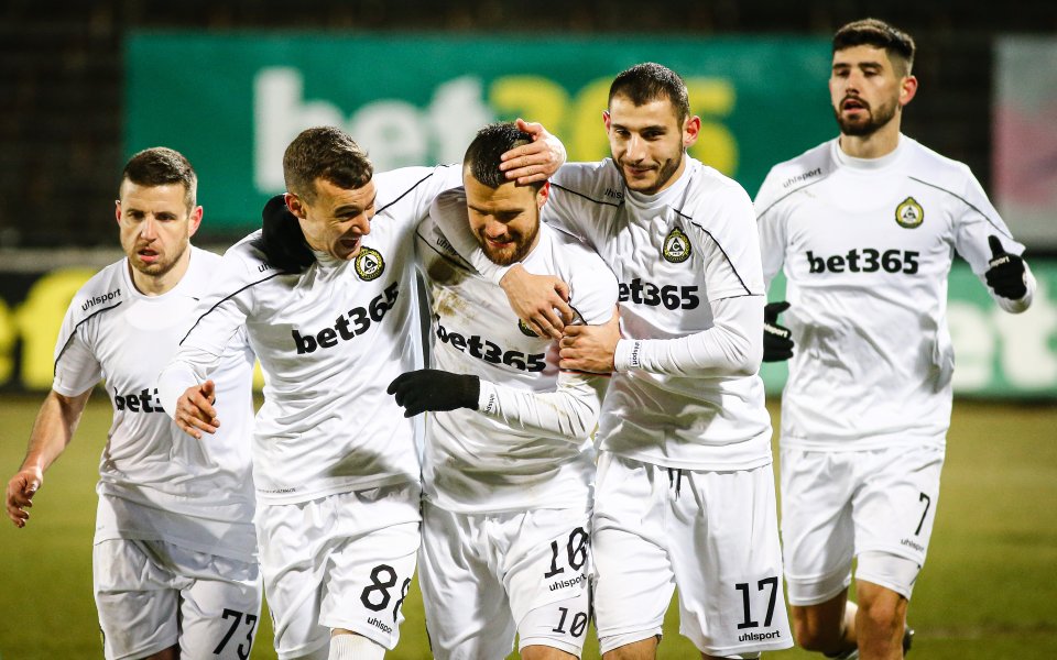 Славия се сдоби с нов клубен автобус. Луксозното возило от