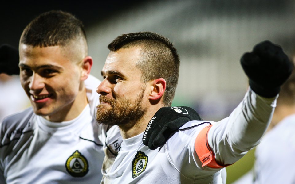 Капитанът на Славия - Радослав Кирилов, получи наградата си за