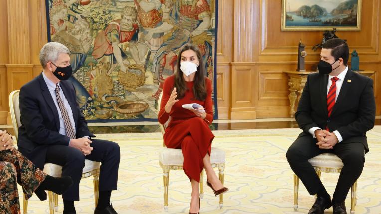  Кралица Летисия в яркочервено 