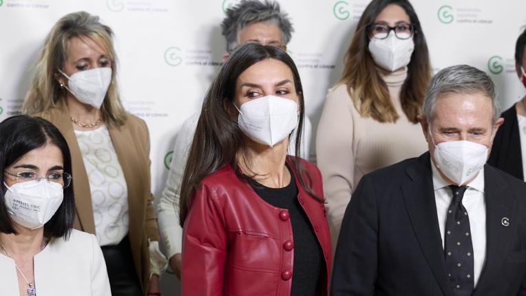  Испанската кралица в класическо комбиниране от алено и черно 