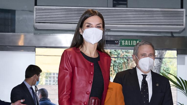  Испанската кралица в класическо комбиниране от алено и черно 