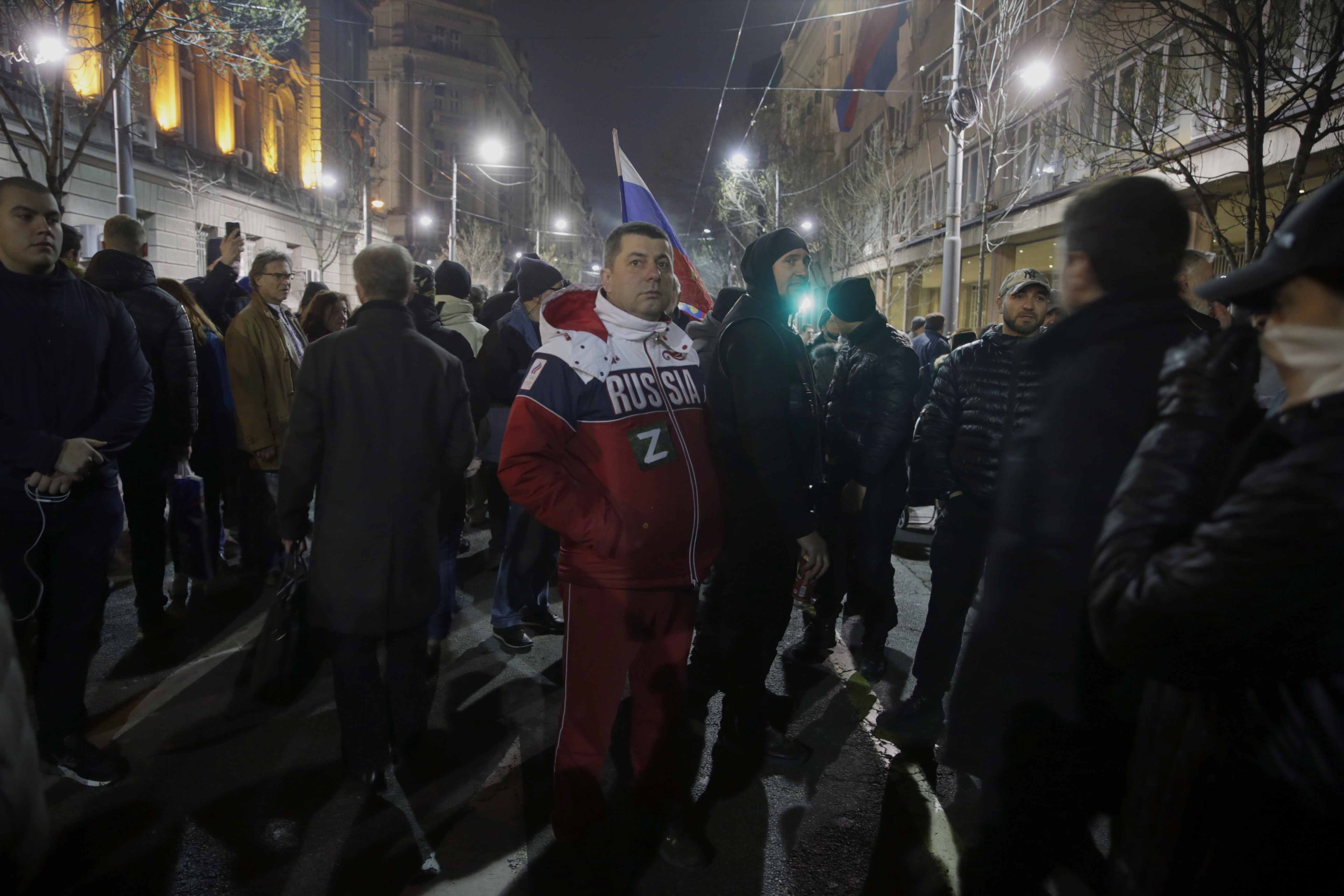 <p>Около хиляда души се събраха вчера вечерта в Белград, за да изразят подкрепата си към руския президент Владимир Путин и руската инвазия в Украйна, както и враждебното си отношение към НАТО</p>