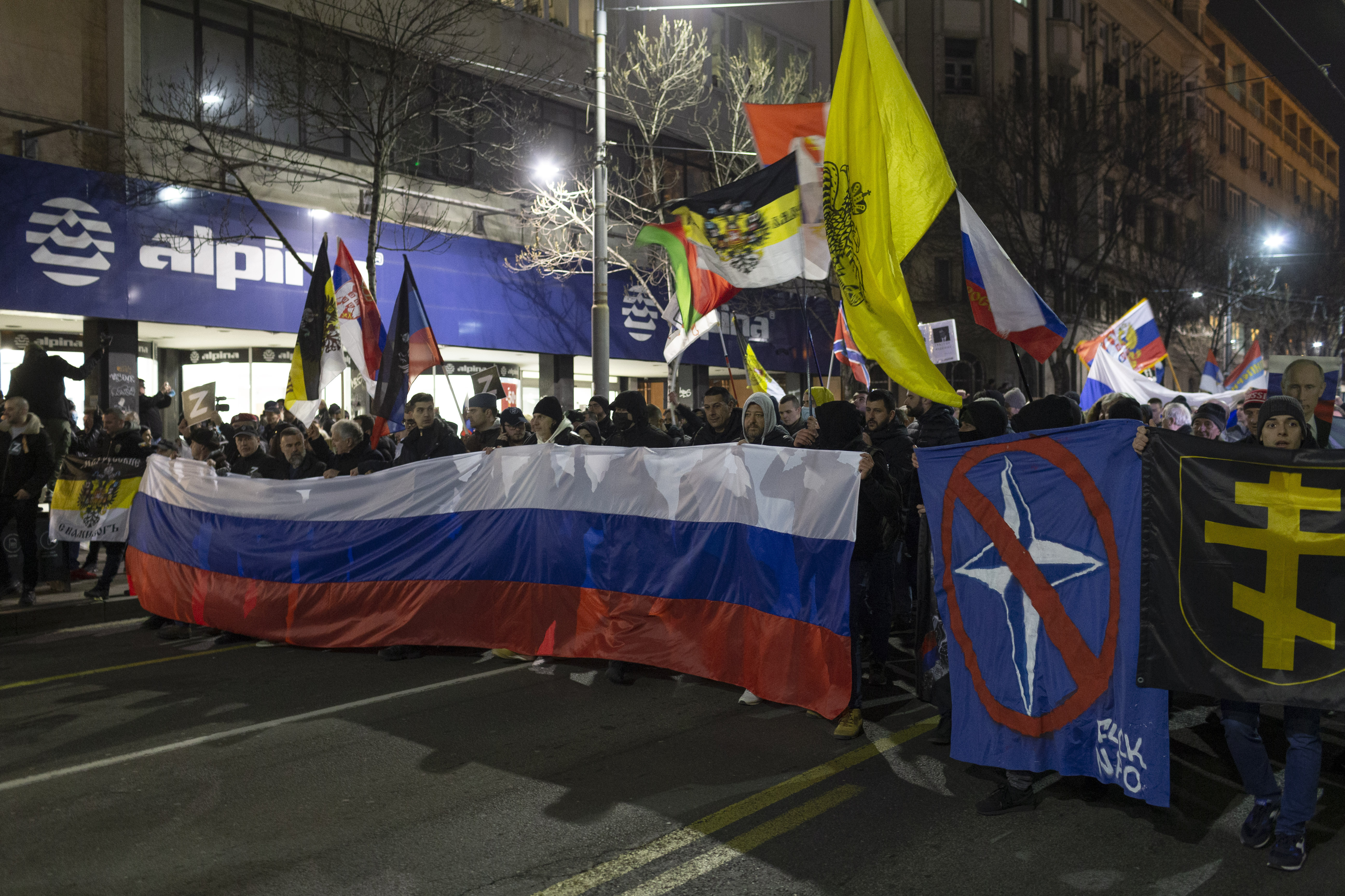 <p>Около хиляда души се събраха вчера вечерта в Белград, за да изразят подкрепата си към руския президент Владимир Путин и руската инвазия в Украйна, както и враждебното си отношение към НАТО</p>