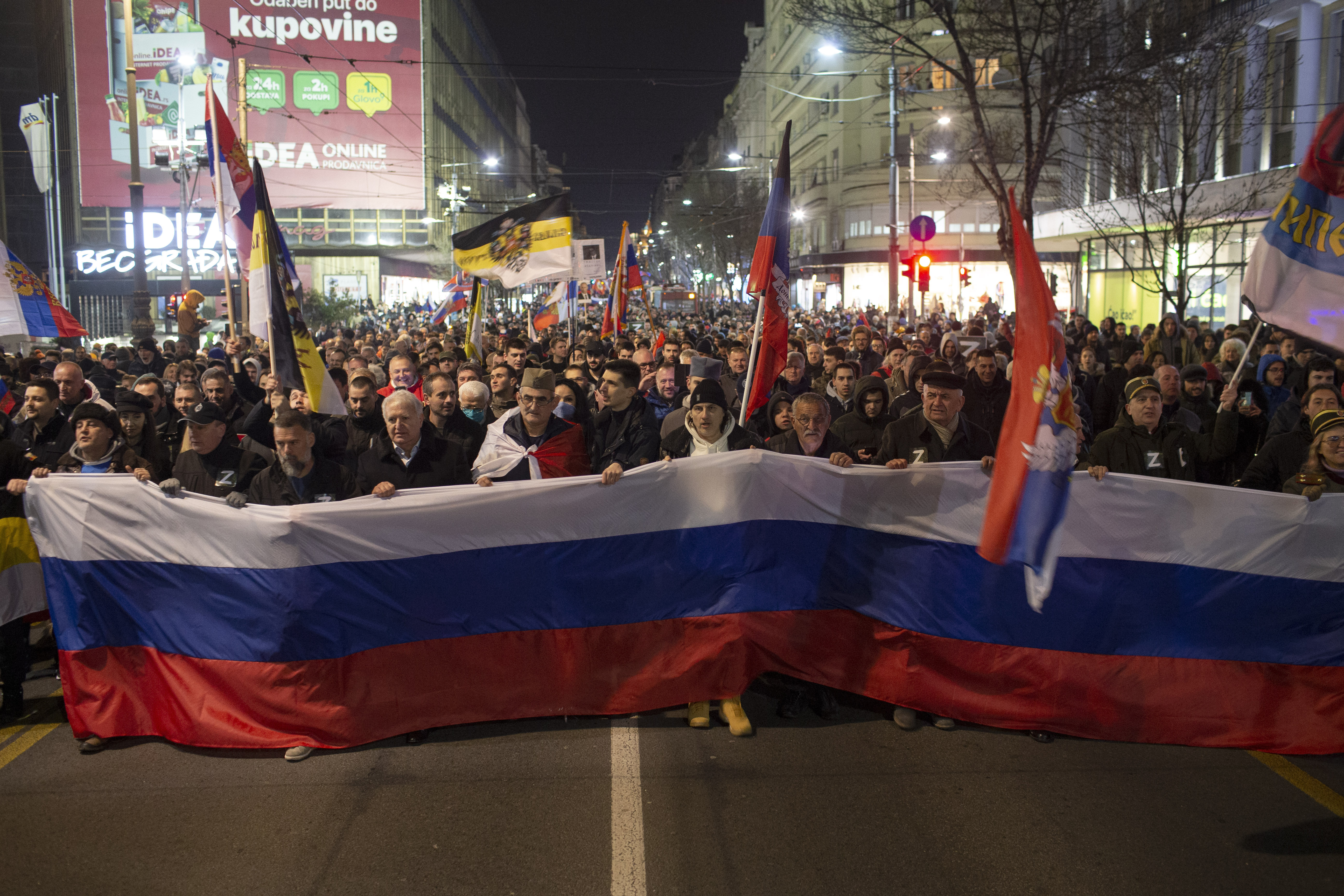 <p>Около хиляда души се събраха вчера вечерта в Белград, за да изразят подкрепата си към руския президент Владимир Путин и руската инвазия в Украйна, както и враждебното си отношение към НАТО</p>