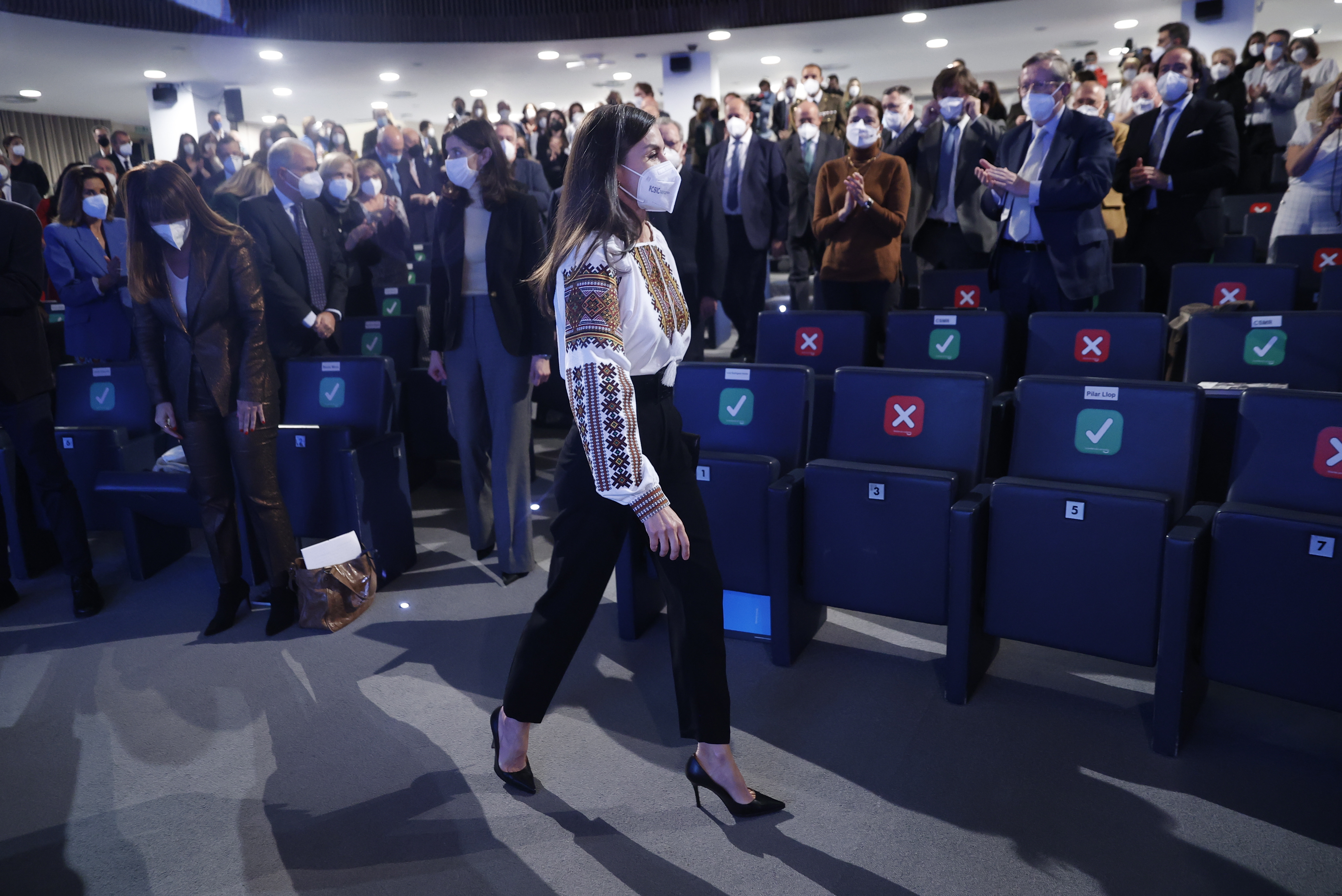 <p>В четвъртък испанската кралица присъства на събитие в Мадрид. Облеклото ѝ отново направи впечатление, този път по малко по-различен начин. Летисия носеше черен панталон&nbsp;и вишиванка - традиционна украинска бродирана блуза.</p>