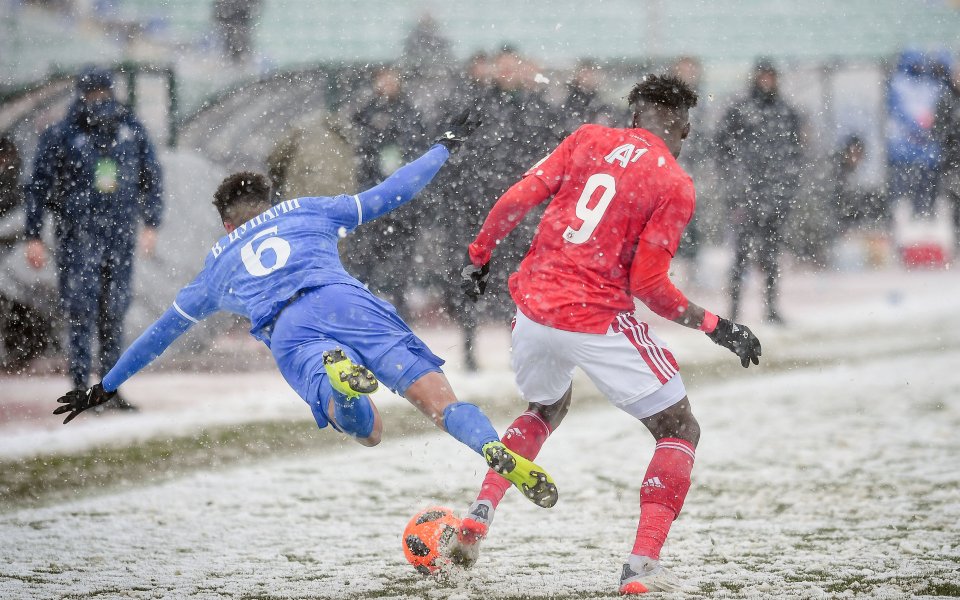 Отборите на Левски и ЦСКА играят при резултат 0:0 в