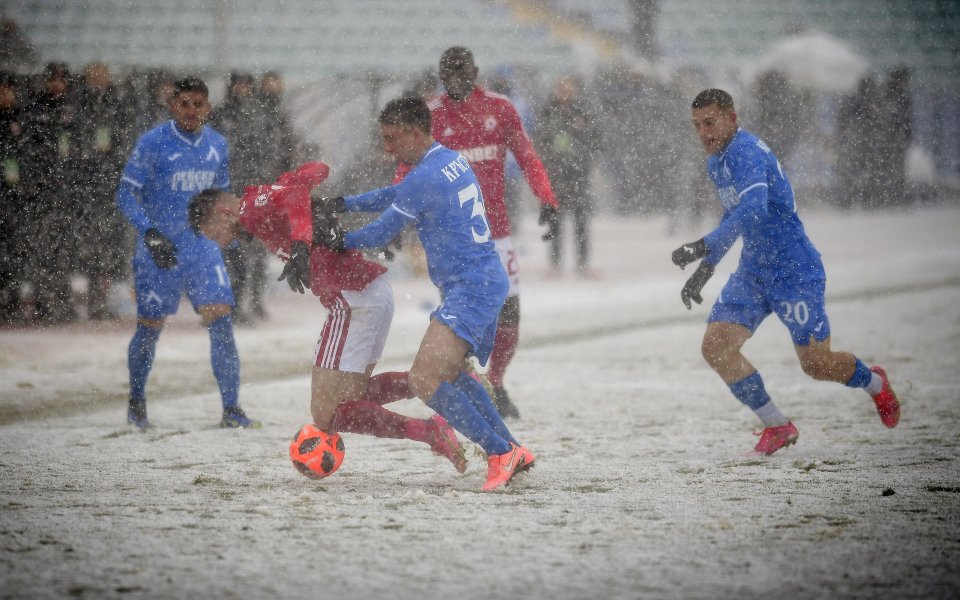 Халфът на Левски Филип Кръстев е с разбит нос от