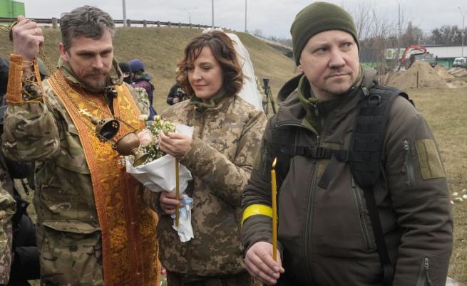 Украински военни се ожениха на фронтовата линия (СНИМКИ/ВИДЕО)