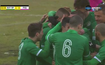 Мартин Николоов центрира успоредно на голлинията където Мирослав Мринов отблизо