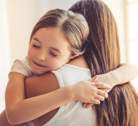 Новороденият човек отваря очи за първи път и светлината около