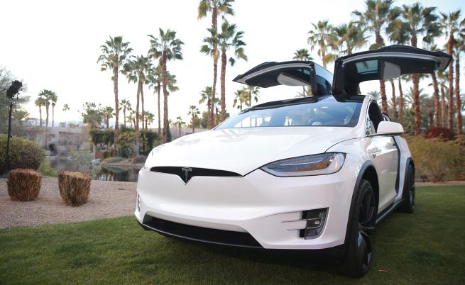Tesla за $131 хиляди пристигна при собственика си... с различни гуми
