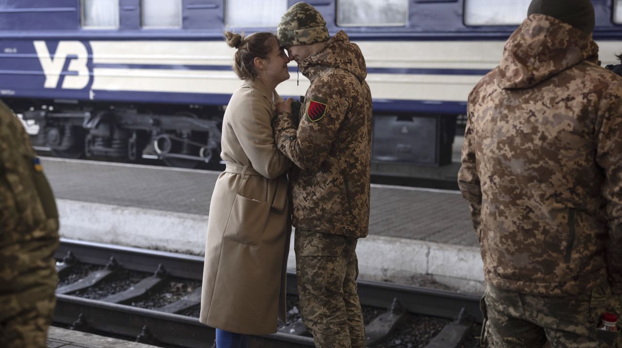 Двойки украинци се сбогуват един с друг на гарата в град Лвов, Украйна, на 09 март 2022 г. Докато украинските цивилни се опитват да стигнат до западните градове в Украйна като Лвов и до чужбина, за да избягат от нападението на Русия, много военни се насочват на изток, за да помогнат във военните усилия.