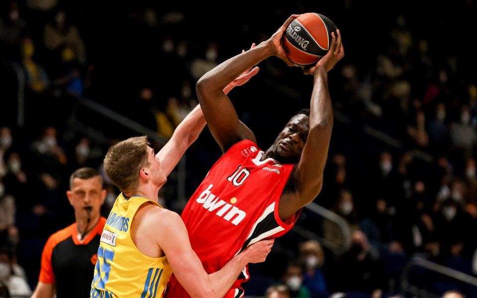 Олимпиакос, където играе българинът Александър Везенков, загуби като гост на