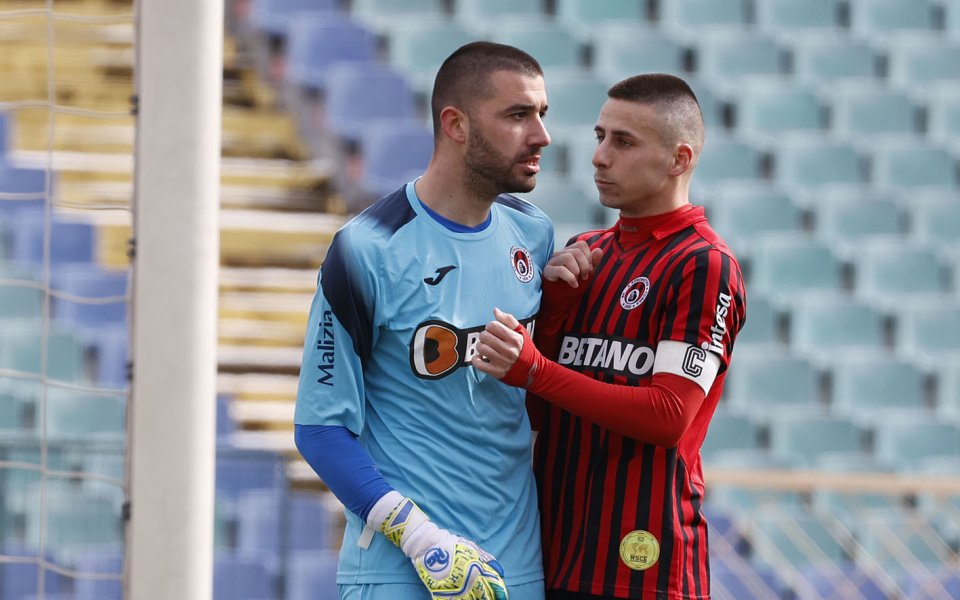 От малък с фланелката на Локомотив София, стартирал с мачове