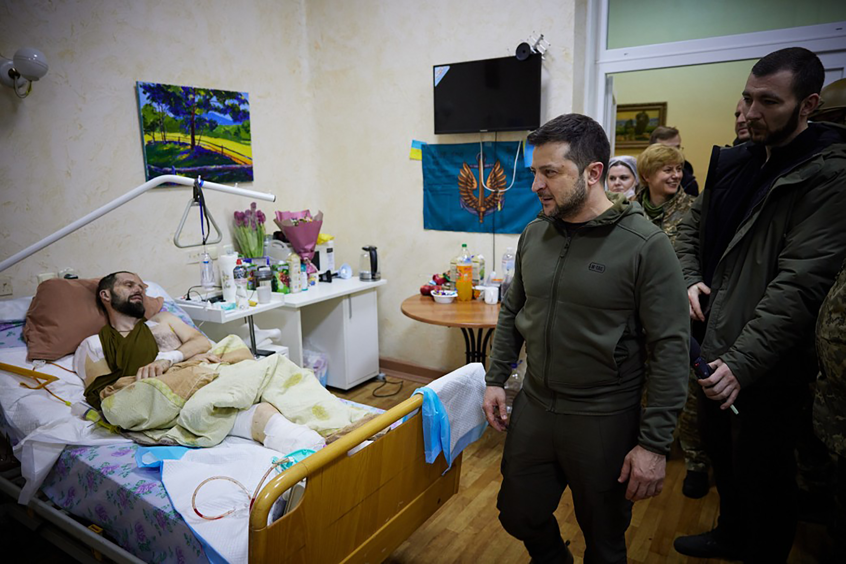 <p>Президентът на Украйна Володимир Зеленски посети ранени войници, приети за лечение във военна болница. Междувременно украинският здравен министър Виктор Ляшко съобщи, че седем болници в Украйна са били разрушени от началото на руската инвазия.</p>