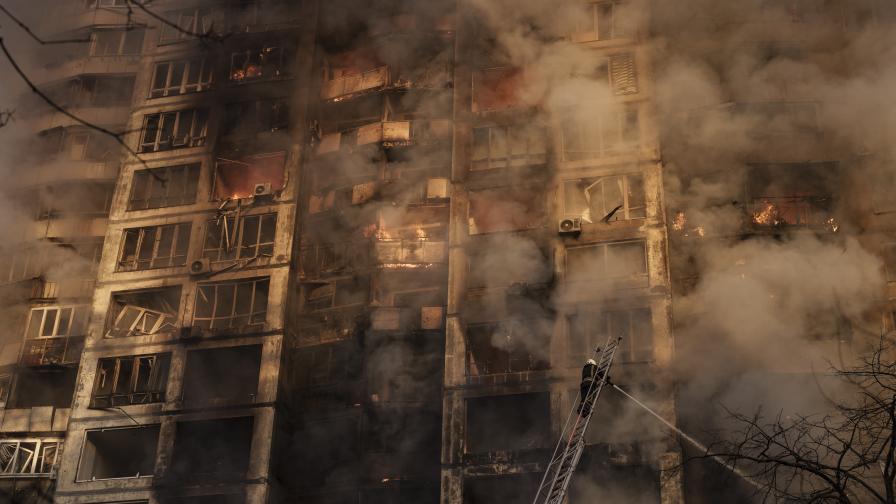 Украйна: Най-малко двама души бяха убити при удар срещу жилищен блок в Киев