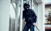 <p>С брадва и големи чанти: Задигнаха телефони за близо 100 000 евро за&nbsp;под 2 минути</p>
