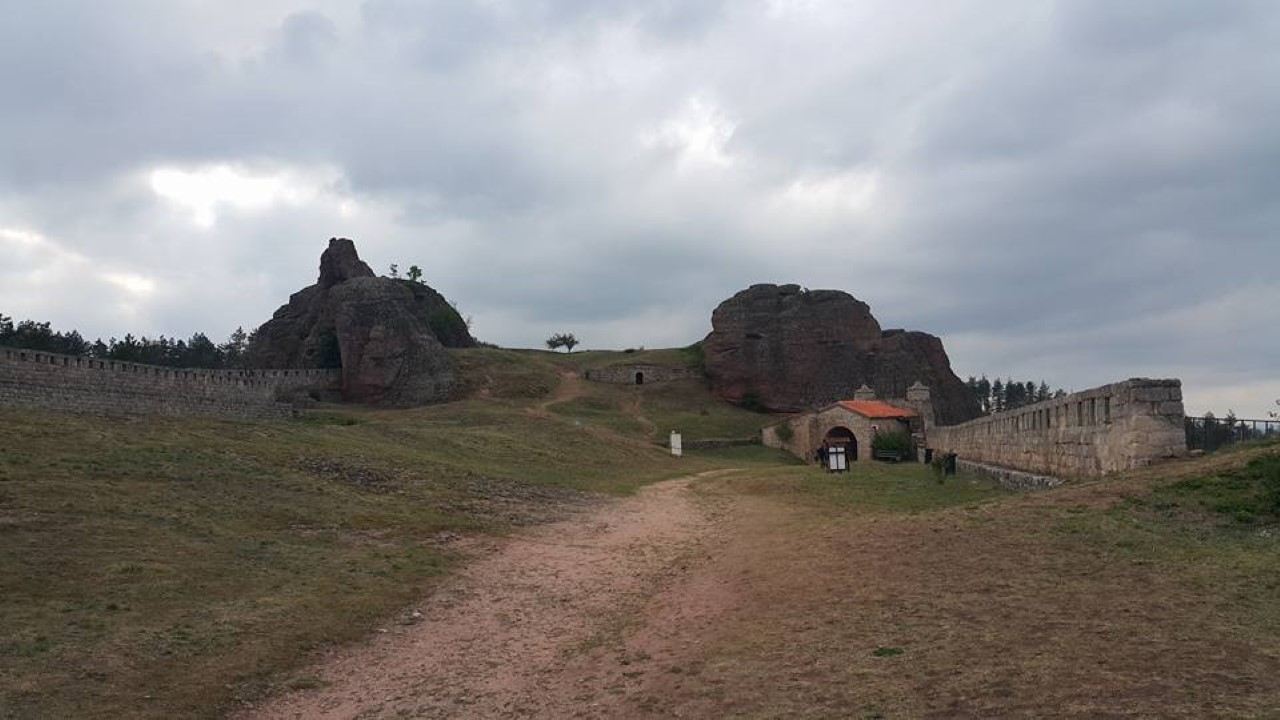 <p>Белоградчишките скали са уникален природен феномен не само в България, но и в цяла Европа, дори може да се каже и в целия свят. Те вълнуват и привличат туристи открай време със своята история, легенди и приказно красива природа. Всяка фигура от комплекса на Белоградчишките скали има свое собствено име &ndash; Монахът, Монахинята, Конникът, Ученичката, Мадоната, Лъвът, Мечката, Адам и Ева, Замъкът.</p>