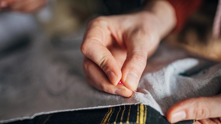  Не хвърляй скъсаните дънки, а ги поправи ето по този начин: 