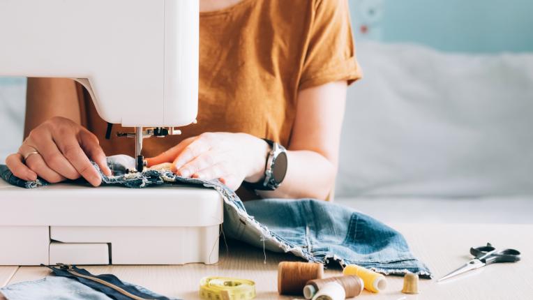  Не хвърляй скъсаните дънки, а ги поправи ето по този начин: 