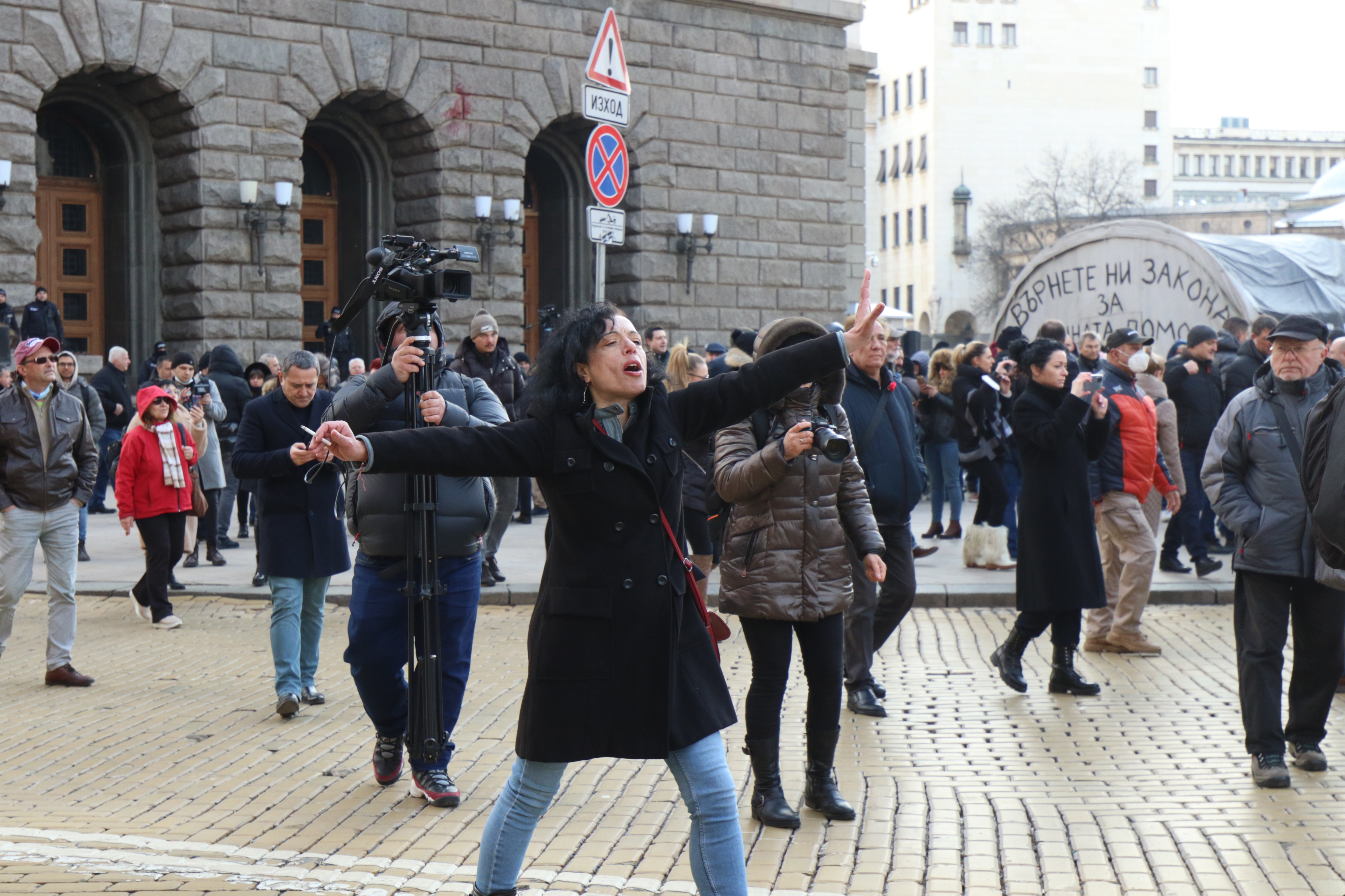 <p>Активисти на ГЕРБ на протест пред Министерски съвет в подкрепа на Борисов</p>